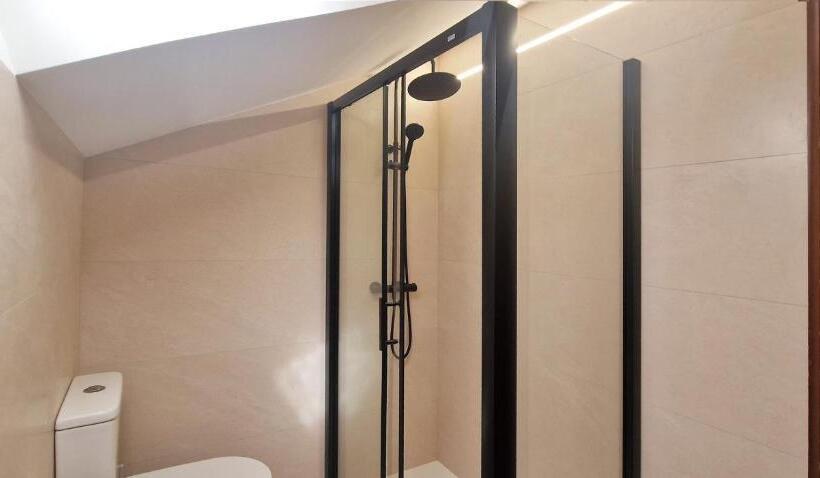 חדר משפחתי, Cosma House