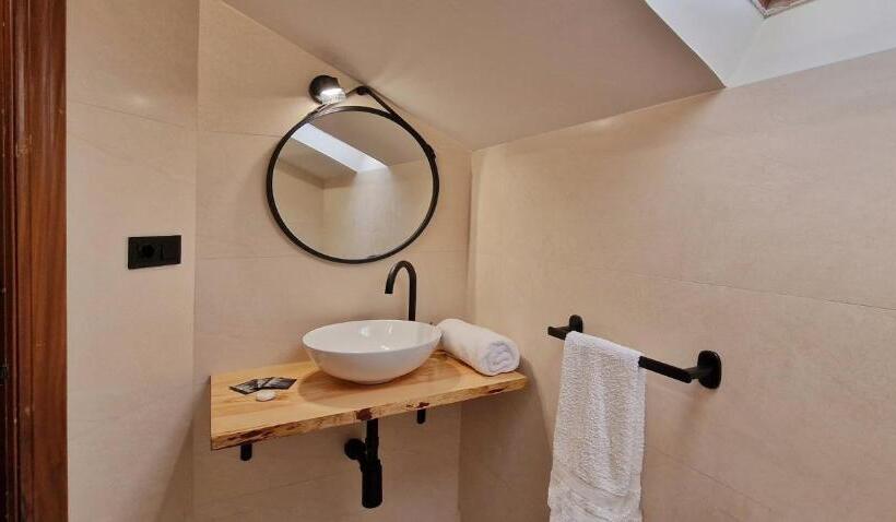 חדר משפחתי, Cosma House