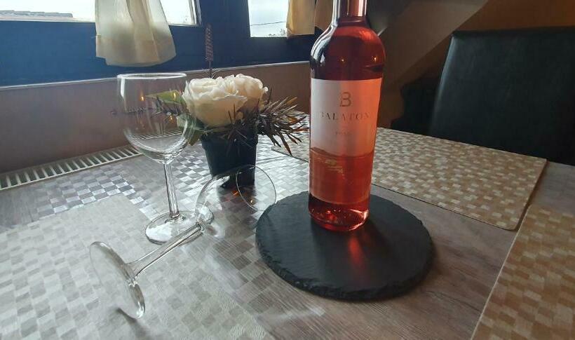 1 Bedroom Apartment Lake View, Baker Street Apartman