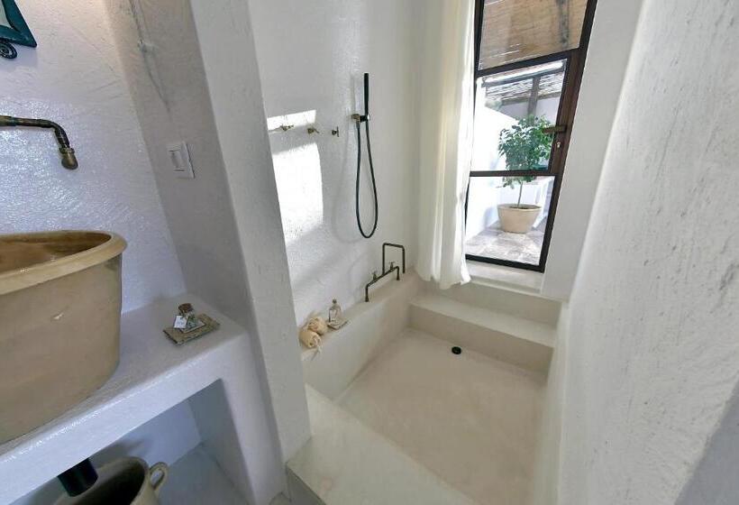 스탠다드 트리플 룸 풀장 전망, Trullo Santovia