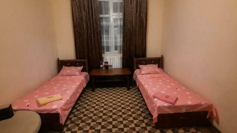 标准房带园景, Sam Greenhouse Hostel