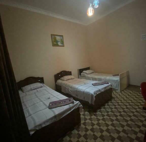 标准三人间, Sam Greenhouse Hostel