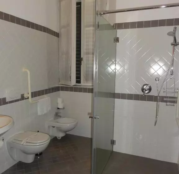 Standard Neljän Hengen Huone, Albergo Ristorante Grigna