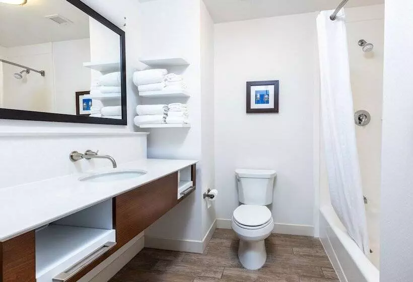 スタンダードルーム, Flag Point Inn & Suites Pratt By Fairbridge
