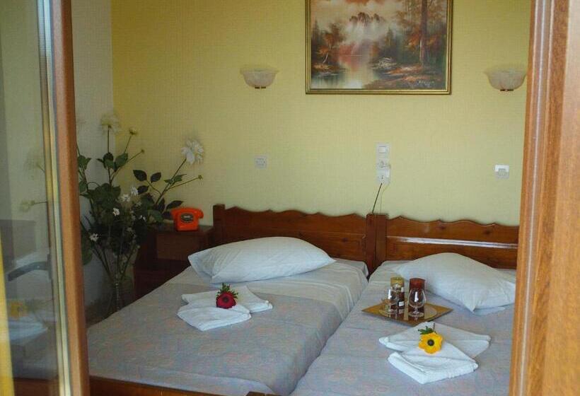 غرفة قياسية ثلاثية ذات اطلالة, Kassandra