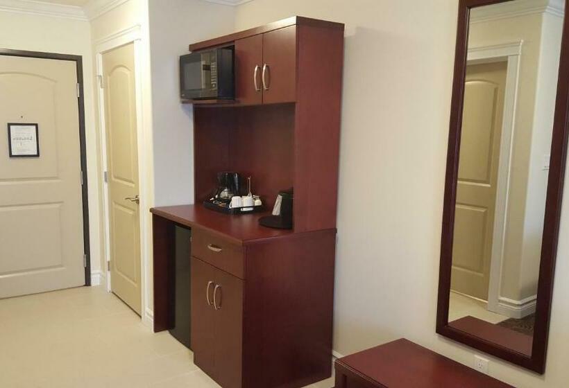 جناح جونيور, Kindersley Inn