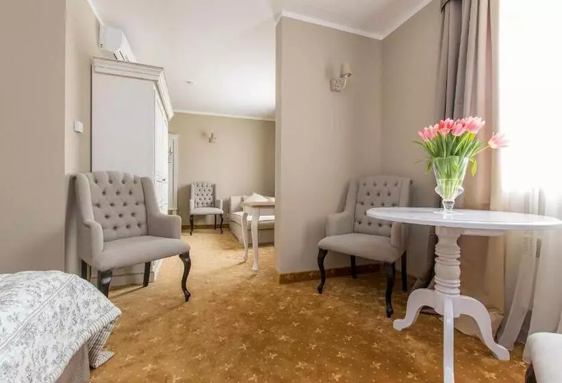 سوییت, Riviera Resort Airport Modlin