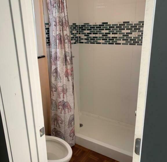 غرفة قياسية, The Adrian