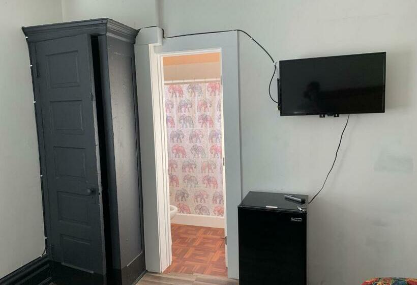 غرفة قياسية, The Adrian