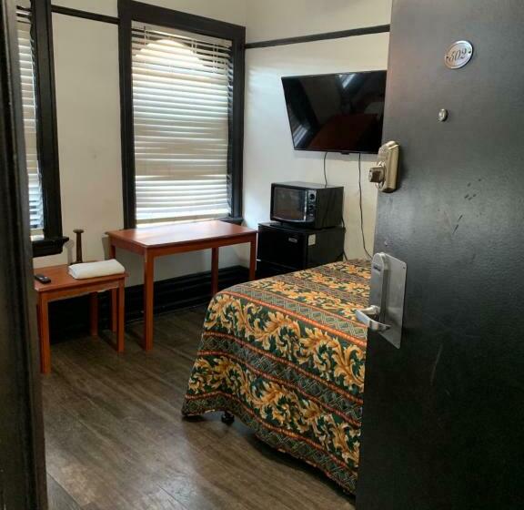 غرفة قياسية حمام مشترك, The Adrian