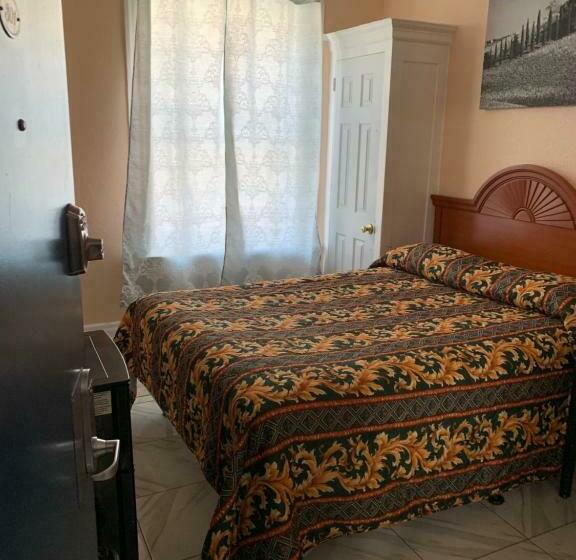 غرفة قياسية حمام مشترك, The Adrian