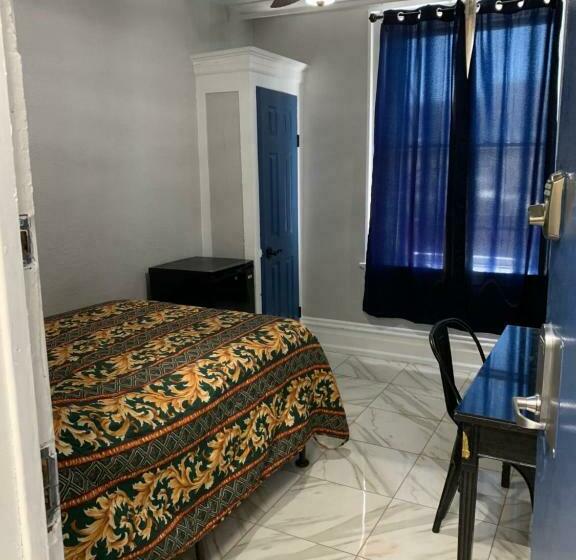 غرفة قياسية حمام مشترك, The Adrian