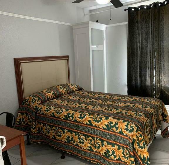 غرفة قياسية حمام مشترك, The Adrian