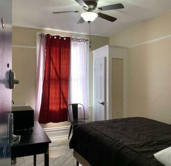 غرفة قياسية حمام مشترك, The Adrian