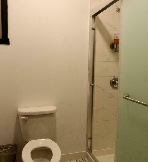 غرفة قياسية حمام مشترك, The Adrian