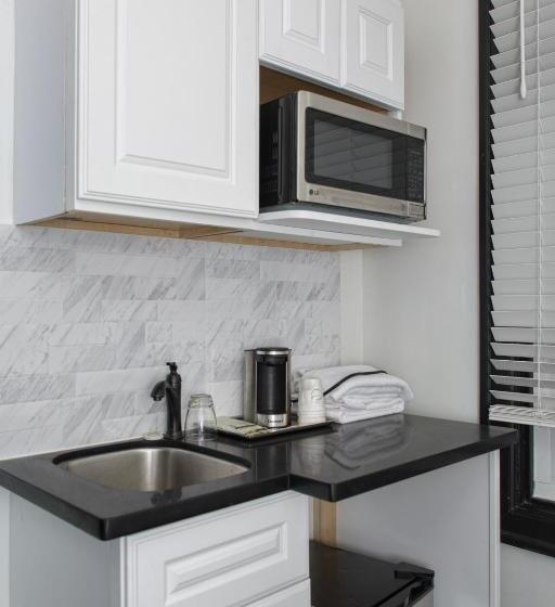 غرفة قياسية, The Adrian