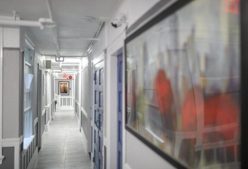 غرفة قياسية, The Adrian