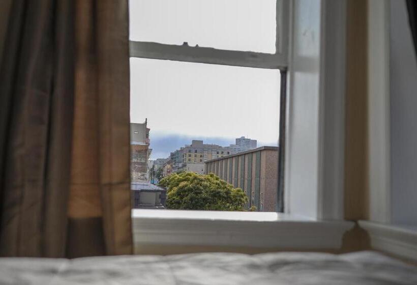 غرفة قياسية حمام مشترك, The Adrian