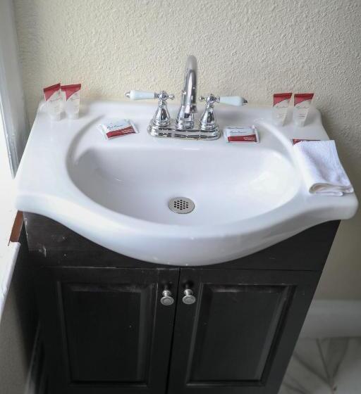 غرفة قياسية حمام مشترك, The Adrian