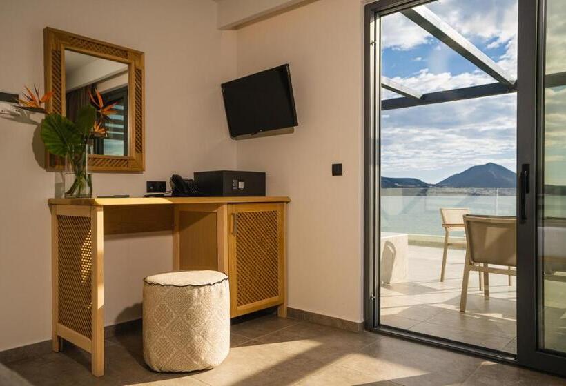 חדר דלוקס עם מרפסת נוף לים, Zoe Seaside Resort