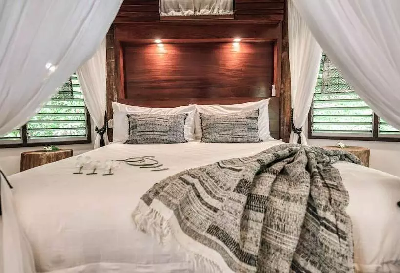 Standard-bungalow, Matangi Private Island Resort