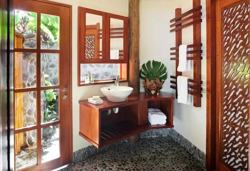 Standard-bungalow, Matangi Private Island Resort