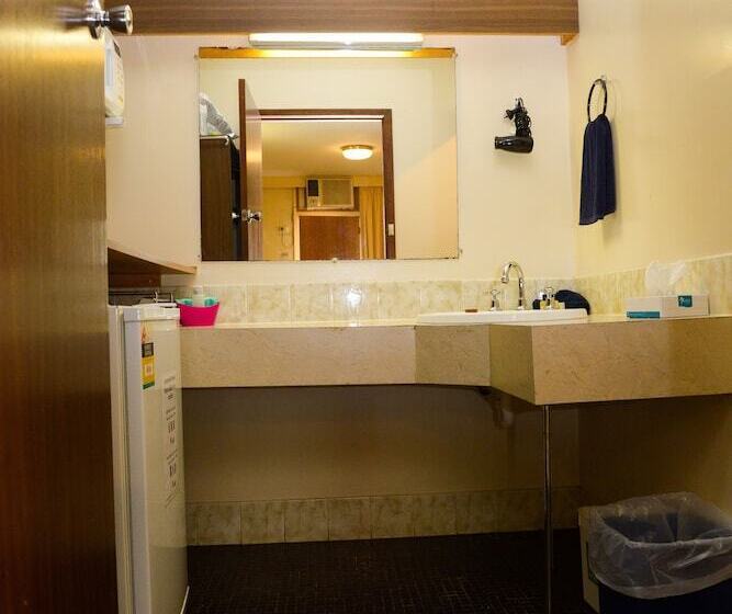 חדר משפחתי, Portland Retro Motel