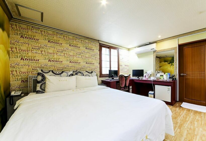 اتاق لوکس, Sense Motel