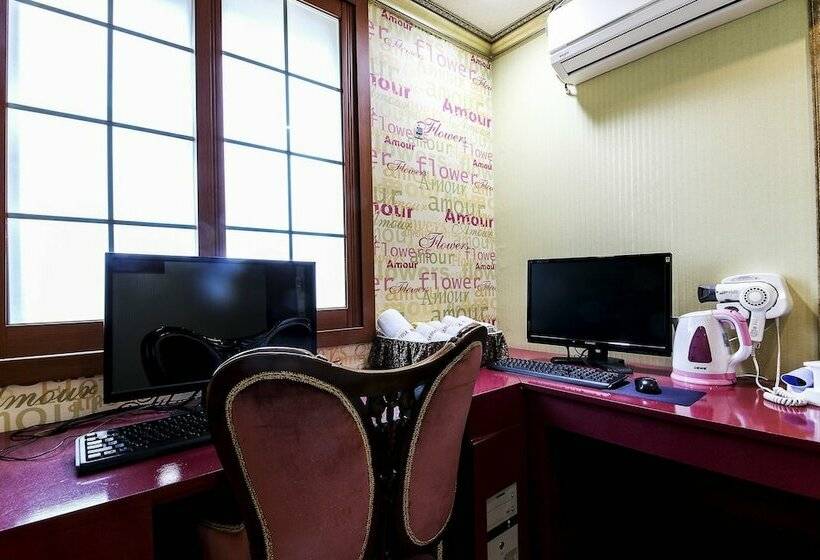 اتاق لوکس, Sense Motel