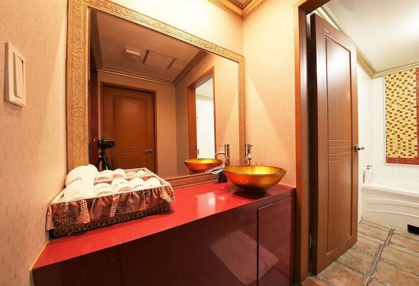 اتاق لوکس, Sense Motel