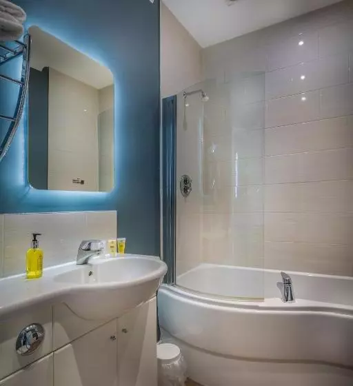 スーペリアファミリールーム, The Golden Lion Hotel, St Ives, Cambridgeshire