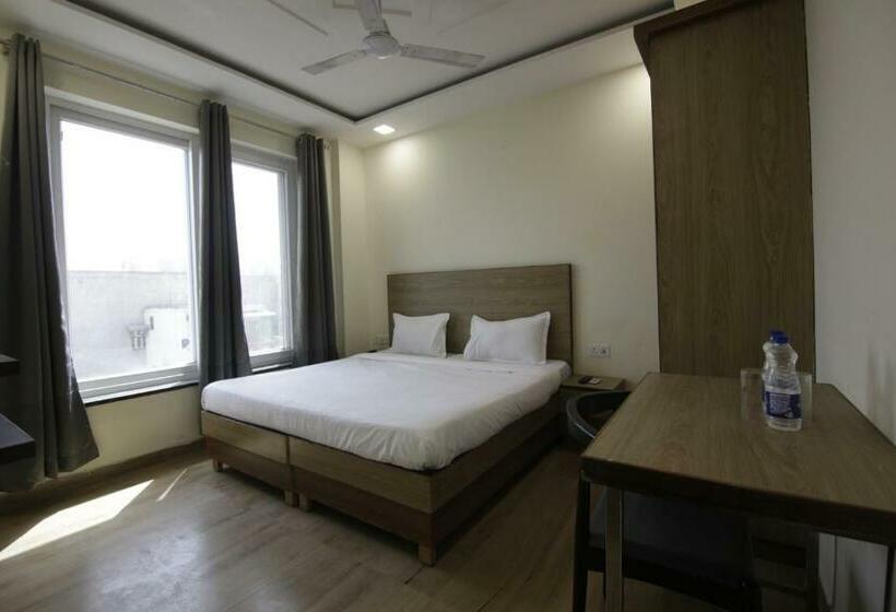 חדר סטנדרט עם מיטת קינג, Madhav Residency