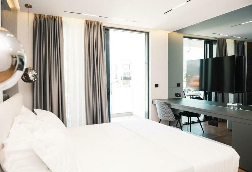 اتاق لوکس, Teuta