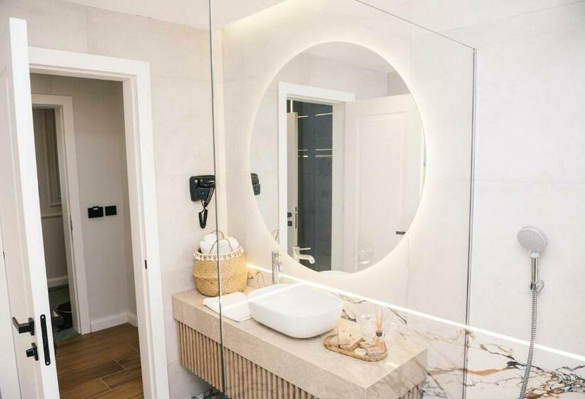 اتاق لوکس, Teuta