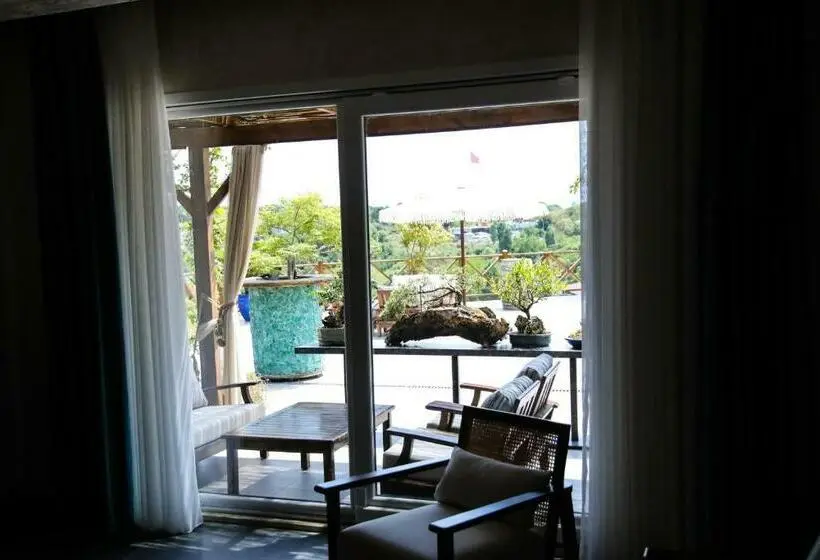 Classic Kolmen Hengen Huone, Mavi̇ At Hotel Blue Horse