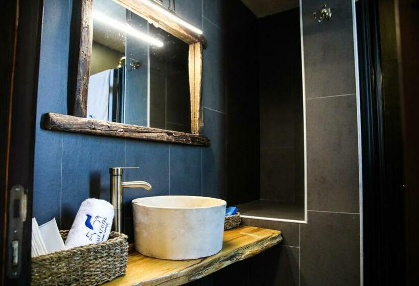 三人经典房间, Mavi̇ At Hotel Blue Horse