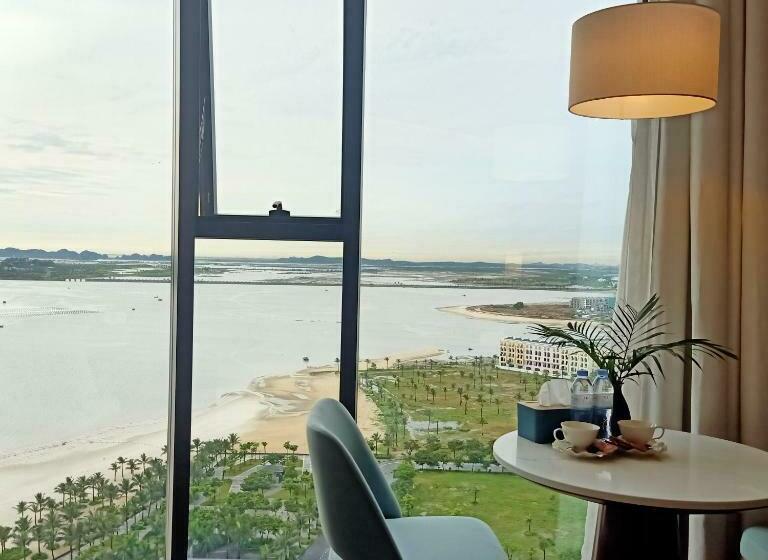 سوئیت با تخت بزرگ, Alacarte Rosabella Nguyen