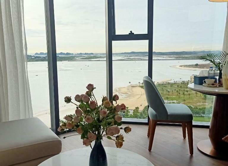 سوئیت با تخت بزرگ, Alacarte Rosabella Nguyen