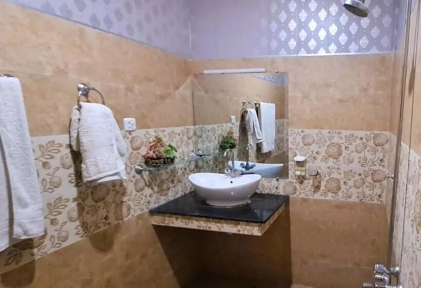 اتاق کلاسیک سه تخته, 26 Number Bus Stop Guest House