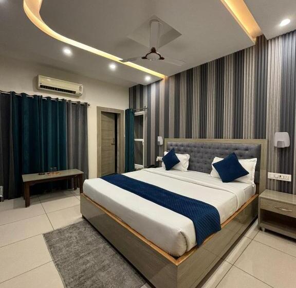 高级套房, Devvani