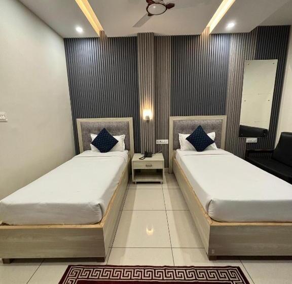 高级大房间, Devvani