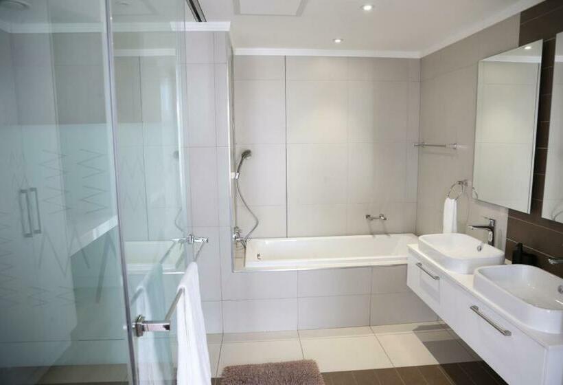 شقة 3 غرف, Executive 3 Bed Apartment With Balcony & Executive 2 Bed Apartment In Sandton