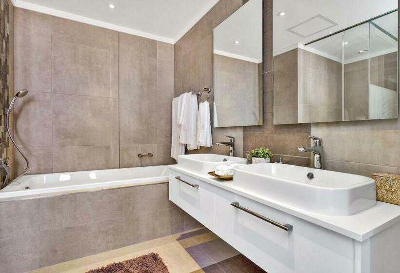 شقة غرفة واحدة, Executive 3 Bed Apartment With Balcony & Executive 2 Bed Apartment In Sandton