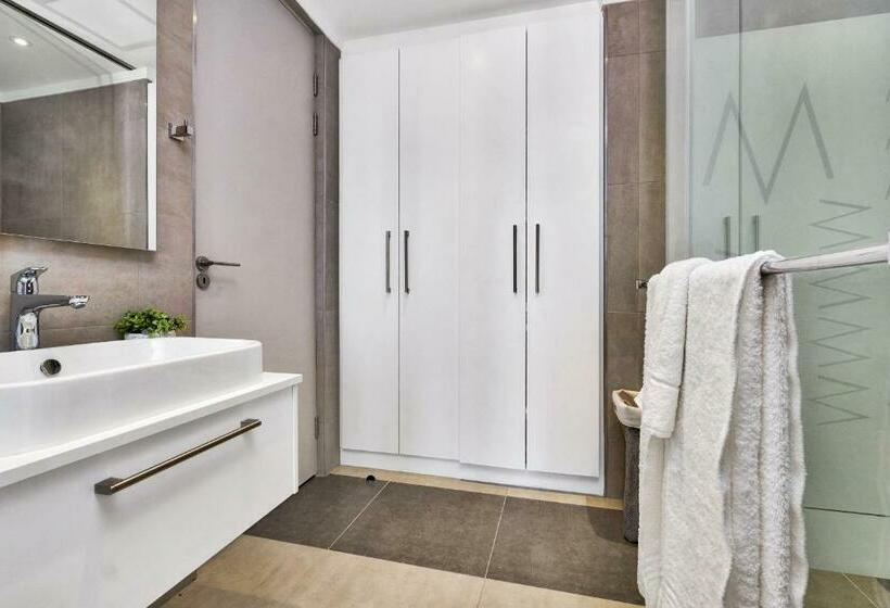 شقة غرفة واحدة, Executive 3 Bed Apartment With Balcony & Executive 2 Bed Apartment In Sandton