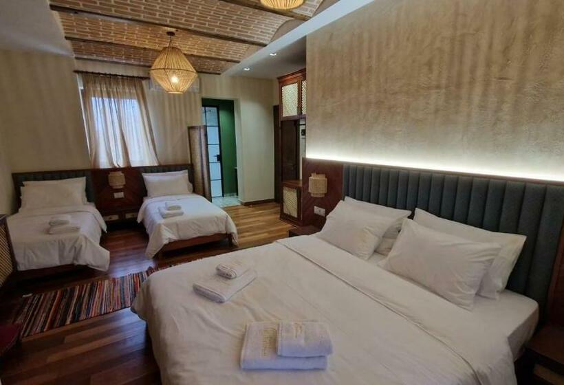 غرفة عائلية, Bujtina Behram