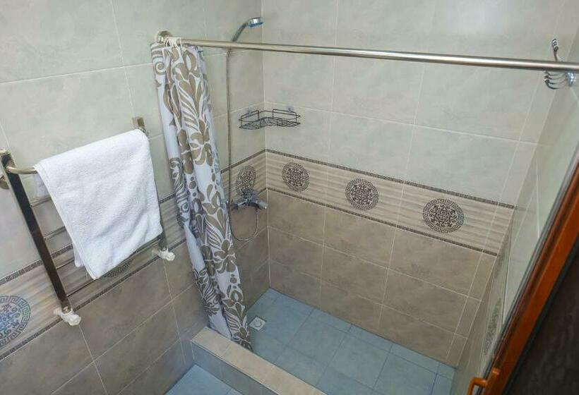 סוויטה משפחתית, Latif