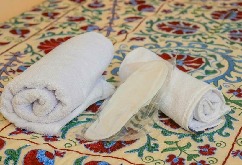 חדר סטנדרט לשלושה, Latif