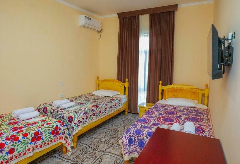 חדר סטנדרט לשלושה, Latif