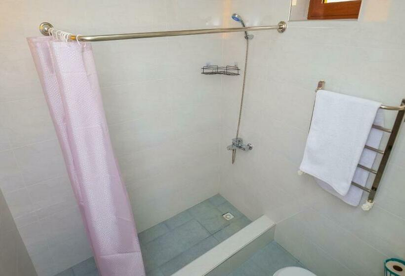 חדר סטנדרט לשלושה, Latif