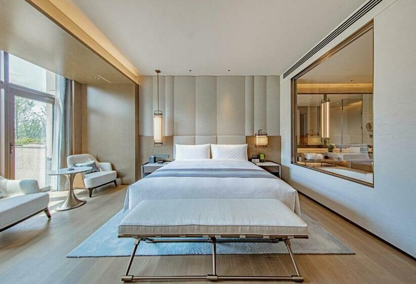 带大床的豪华间, Xiongan International